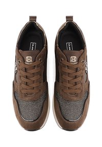 Sneaker in suede e tessuto marrone con lacci tono su tono, collarino imbottito e logo nero e argento di lato. Suola in gomma piatta.