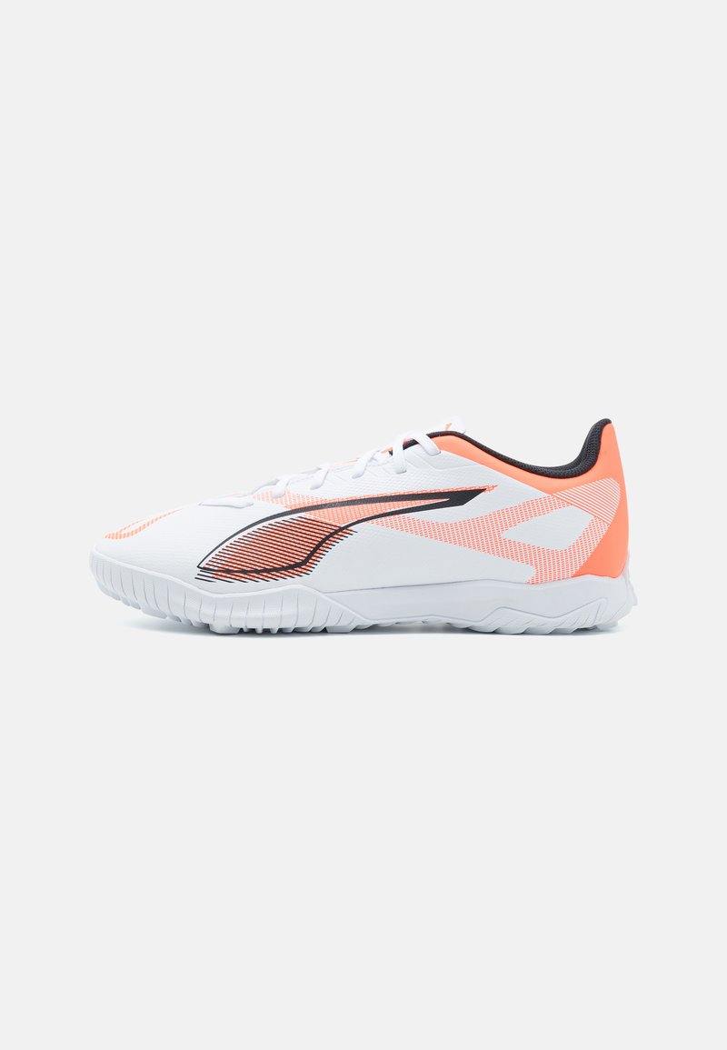 Hvid sportsko med orange og sorte detaljer, der har et strømlinet design, tekstureret overdel og en fleksibel gummisål for godt greb.