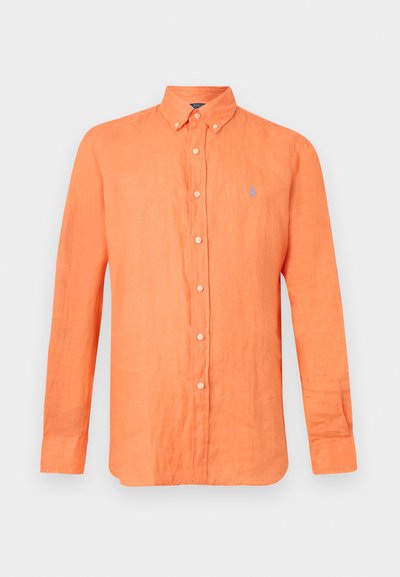Πορτοκαλί πουκάμισο με μακριά μανίκια, κουμπιά και γιακά με κουμπί κάτω, με μικρό κεντημένο λογότυπο στο αριστερό στήθος.