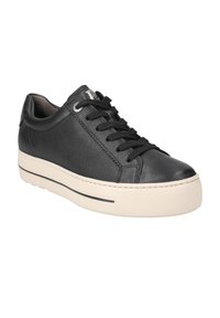 Sneaker in pelle nera con punta arrotondata, lacci neri piatti, colletto imbottito e suola in gomma color crema a contrasto con una sottile striscia nera.