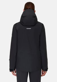 Schwarze wasserdichte Jacke mit Kapuze, mit glattem Textur und verstellbaren Bündchen. Markenlogo auf der Rückseite angebracht.