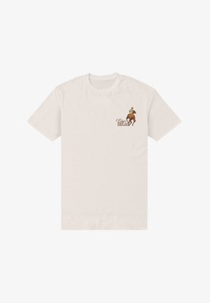 Beiges T-Shirt mit einer kleinen Grafik eines Pferdes und Reiters über dem Text "Edgar Degas" auf der linken Brust.