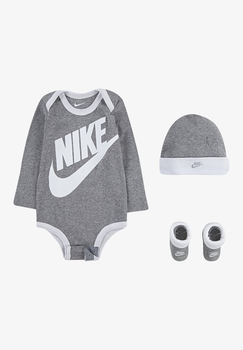 Grå bomullsbodysuit för baby med långa ärmar, vit kant, stor vit "NIKE"-logga, matchande grå hatt och tossor med logga.