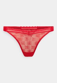 String rouge en dentelle présentant un tissu transparent avec un motif répété du logo "hugo", une délicate finition en dentelle et une coupe classique de string.
