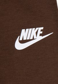 Nike Sportswear FUTURA WRAP PANT UNISEX SET - Dresside alumine osa - cacao wow