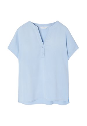 Blusa corta de manga corta en azul claro con escote en V, que presenta una tapeta de botones y una tela suave y ligeramente brillante. Dobladillo redondeado con aberturas laterales.