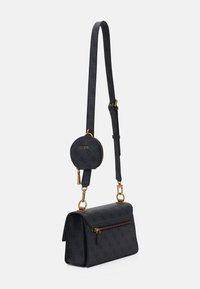 Musta synteettinen olkalaukku kultasävyisillä yksityiskohdilla, jossa on tikattu kuvio ja irrotettava kolikoiden pussukka. Suorakulmainen muoto zip-kiinnityksellä.