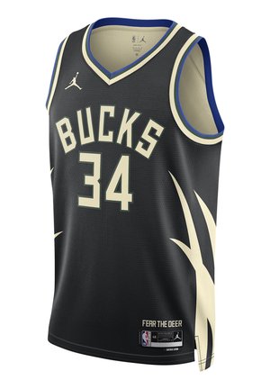 Svart NBA-tröja med "BUCKS" och nummer "34" i krämfärg. Har blå och krämfärgade accenter, mesh-textur och etiketten "FEAR THE DEER".