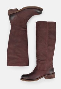 Bottes montantes en cuir marron avec une finition texturée, un bout arrondi et un talon empilé. Coutures soignées et détails discrets de coutures.