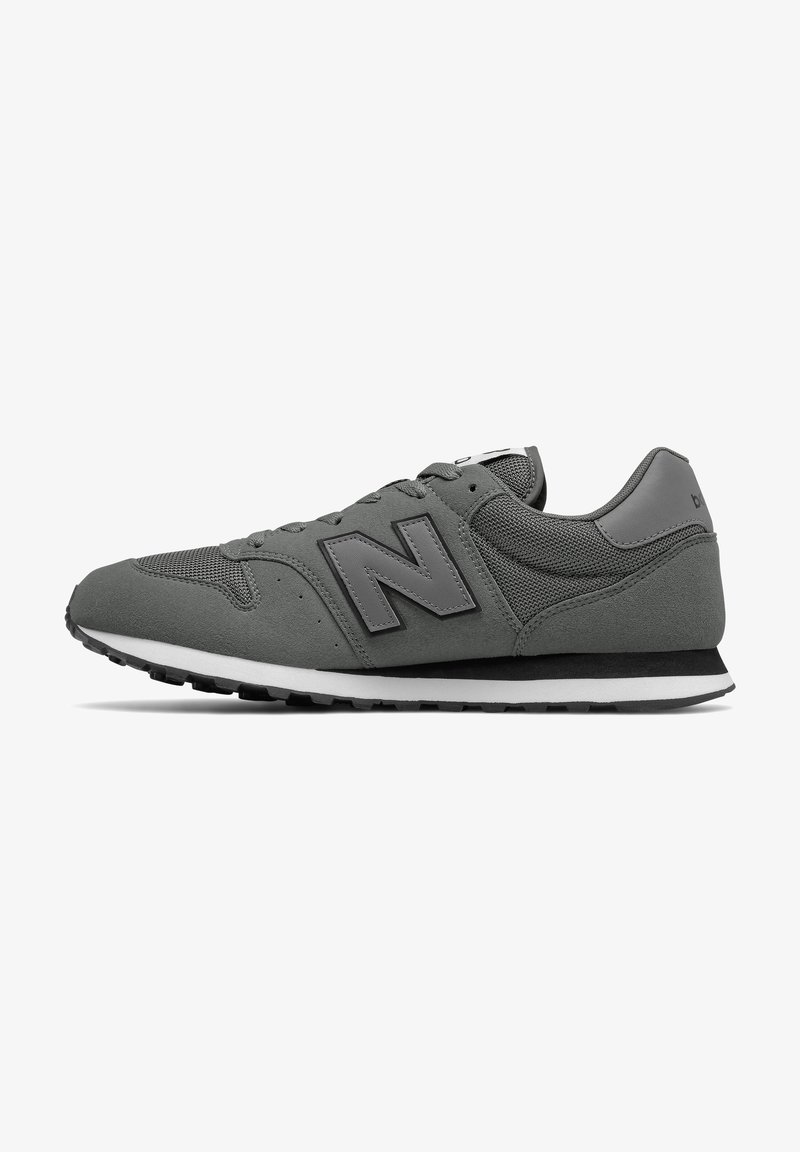 Šedé sportovní boty s vrchní částí z mesh a semiše, se velkým šedým logem "N", bílou mezipodešví a černou gumovou podešví.
