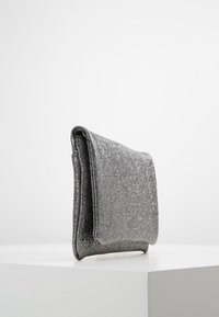 Borsa a pochette argento con finitura glitterata, forma rettangolare, superficie texture e un semplice design a ribalta.