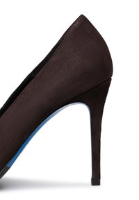 Scarpa con tacco alto in suede nero con punta affilata e un accento blu sul tacco. Presenta un design elegante e una consistenza liscia.