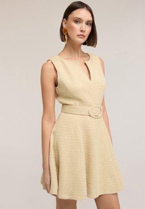 CON CINTURA - Vapaa-ajan mekko - giallo