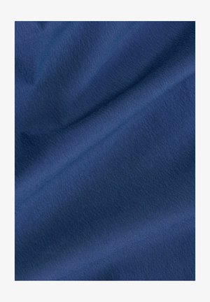 Tissu bleu marine à la texture lisse et à la brillance subtile, présentant de douces plis et un motif de surface homogène.