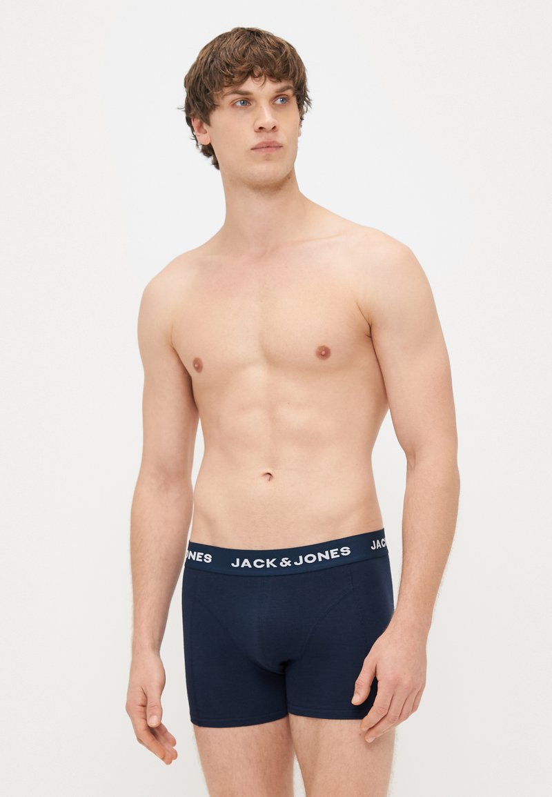 Boxer shorts blu navy con cintura elasticizzata e logo "JACK & JONES". Realizzati in tessuto morbido, design aderente.