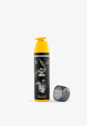 Botella de spray desodorante para zapatillas Crep Protect Deo en negro y amarillo con tapa negra translúcida al lado, sobre fondo blanco.