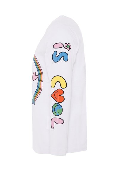 Maglietta bianca a maniche lunghe con grafiche colorate, tra cui un arcobaleno e la scritta "È FICO", con cuori e faccine sorridenti in colori vivaci.