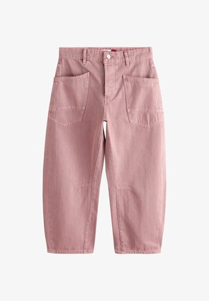 Różowe spodnie o szerokich nogawkach z dużymi przednimi kieszeniami naszywanymi, szlufkami na pasek, zapięciem na guzik i zamek błyskawiczny, ułożone płasko na białym tle.