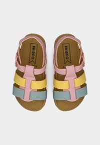 Πολύχρωμα σανδάλια με ροζ, κίτρινες και μπλε λουράκια, με μαλακό ταμπά πάτο. Κλείσιμο με ρυθμιζόμενο αγκράφα.