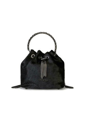 Bolso de cubo de piel sintética negra con un asa redonda en la parte superior, acentos de cadena, cierre de cuerda y detalle de borlas. Presenta un logo en la parte frontal.