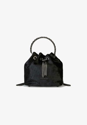 Bolso de cubo de piel sintética negra con un asa redonda en la parte superior, acentos de cadena, cierre de cuerda y detalle de borlas. Presenta un logo en la parte frontal.