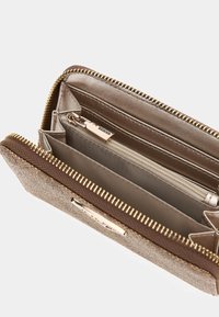 Billetera rectangular con cremallera dorada, hecha de un material texturizado de color marrón claro. Contiene compartimentos para tarjetas y un pequeño compartimento con cremallera.