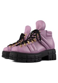 Des baskets montantes en cuir lilas avec des lacets noirs, des accents en métal doré et une semelle plate-forme noire épaisse avec des encoches carrées.