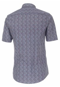 Košile s krátkým rukávem v světle modré barvě s květinovým vzorem, který obsahuje červené a bílé akcenty. Vyrobena z hladkého, lehkého materiálu.