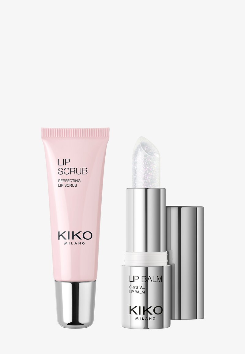 Exfoliante labial KIKO Milano en un tubo rosa con detalles plateados, y un bálsamo labial claro y cristalino en un cilindro plateado.