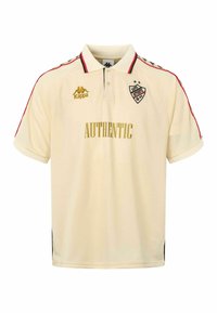 Πολο πουκάμισο σε κρεμ χρώμα με γιακά, κόκκινες και μαύρες λεπτομέρειες στα μανίκια, χρυσό κείμενο "AUTHENTIC" και λογότυπο στο αριστερό στήθος.