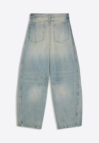Jean bleu clair à jambes larges avec effet délavé, deux poches arrière et détails subtils de couture horizontale au niveau du genou.