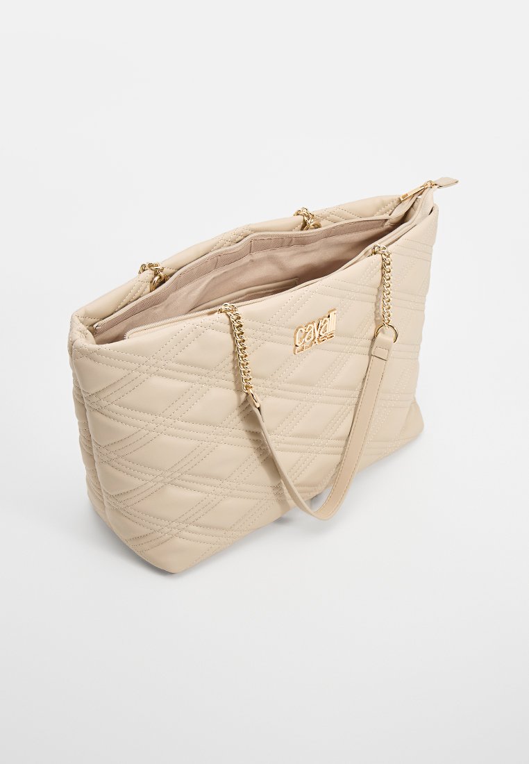 Bolso tote acolchado beige en material sintético, con asas de cadena en tono dorado, un exterior con patrón y un interior espacioso.