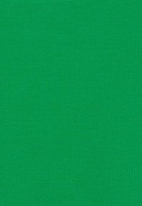Tecido ribado verde, com uma superfície texturizada e cor uniforme, adequado para várias aplicações em vestuário ou estofos.
