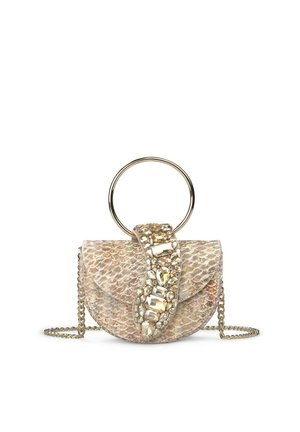 Pequeño bolso beige de piel de serpiente con asa de cadena dorada, decorado con grandes piedras preciosas transparentes y un asa circular dorada en la parte superior.