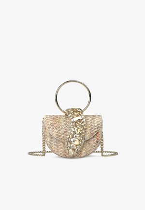 Pequeño bolso beige de piel de serpiente con asa de cadena dorada, decorado con grandes piedras preciosas transparentes y un asa circular dorada en la parte superior.