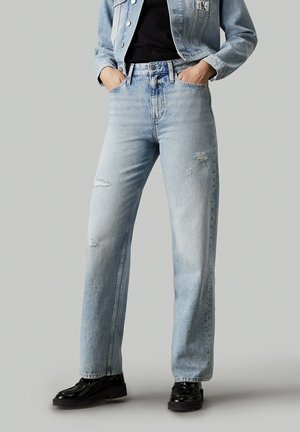 Jeans azzurro chiaro a gamba dritta con sbiaditura e strappi sulla parte anteriore. Presentano un classico design a cinque tasche e una chiusura con bottone.