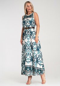 Sukienka maxi w niebiesko-białym, ozdobnym wzorze kwiatowym, bez rękawów, z paskiem w talii. Materiał jest gładki, z misternymi detalami.
