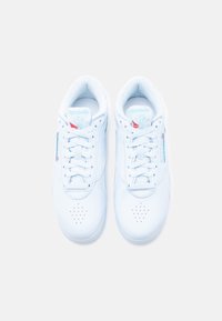 Ζευγάρι λευκά δερμάτινα παπούτσια Reebok με ανοιχτό μπλε λογότυπα και κορδόνια, φωτογραφημένα από πάνω σε λευκό φόντο.