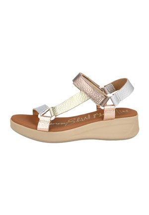 Sandal de plataforma multicolor con tiras metálicas en tonos plata, oro y rosa, con una plantilla en color marrón y material texturizado.