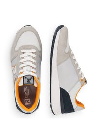 Grijze en witte sneaker met mesh en suede materialen, oranje accenten, een zachte kraag en een gestructureerde zwarte rubberen zool.