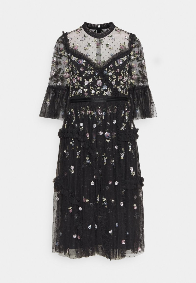 Robe noire à motif floral en tissu transparent, manches à volants et broderies détaillées. Présente un col montant et un design à étages.