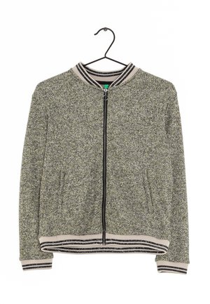 Grå og sort tekstureret bomberjakke med en frontlynlås, ribbede sort-hvide stribede manchetter og halskrave.