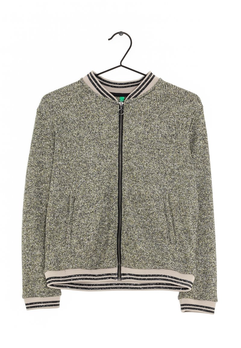 Szara i czarna bomberka o fakturowanej powierzchni, z zamkiem błyskawicznym z przodu, prążkowanymi mankietami w czarno-białe paski oraz kołnierzykiem.