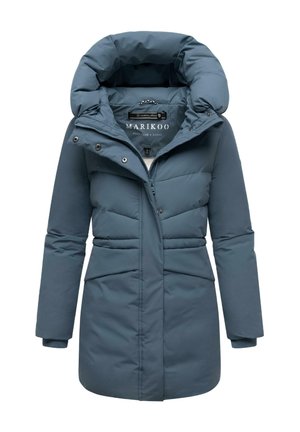 Chaqueta acolchada en azul suave con un cuello alto, cierre de cremallera y botones, dos bolsillos laterales y un acabado texturizado.