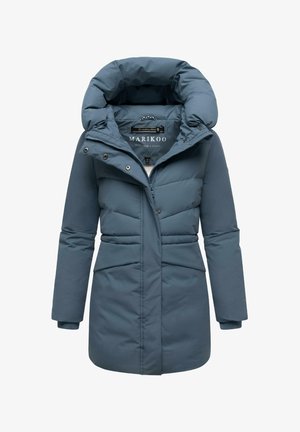 Chaqueta acolchada en azul suave con un cuello alto, cierre de cremallera y botones, dos bolsillos laterales y un acabado texturizado.