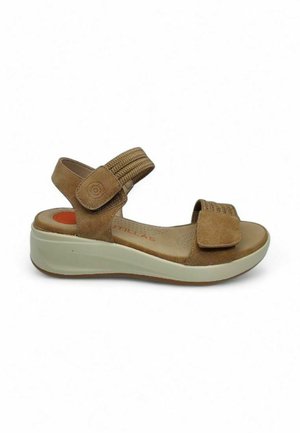 Sandalía de ante marrón con correa ajustable, plantilla acolchada y suela de cuña gruesa blanca. Presenta una correa texturizada y un interior naranja.