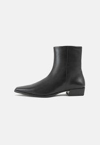 Schwarze Leder-Stiefelette mit spitzem Schnitt und Blockabsatz, ausgestattet mit einer glatten Textur und minimalistischen Design.