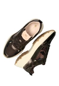 Sneakers marroni con tomaia in mesh, dettagli in suede e un design a motivi. Presentano una suola bianca chunky e lacci sulla parte anteriore.