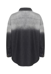 Camisa de denim con un degradado de gris claro a gris oscuro, mangas largas, puños con botón y un diseño de cuello clásico.