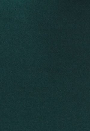 Tmavozelená látka s hladkou, matnou textúrou a jemným leskom. Žiadne vzory ani kovové prvky nie sú viditeľné, čo vytvára jednotný vzhľad.